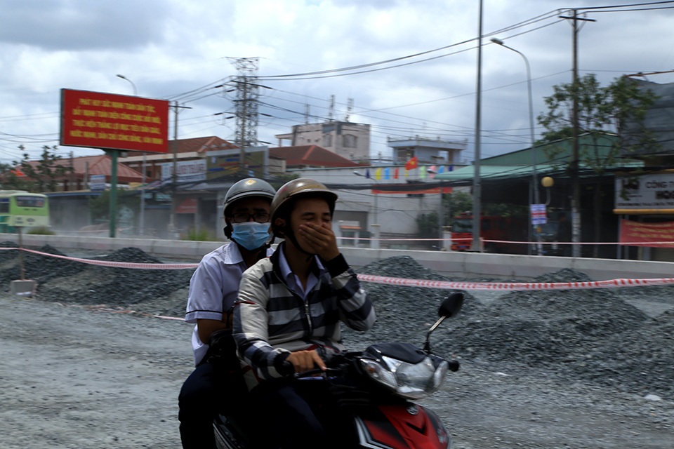 Hàng chục doanh nghiệp đóng cửa vì nhà thành “hầm” - 14 Người dân chỉ muốn đi qua thật nhanh tuyến đường đang thi công này nên không ai nghĩ đến việc mua sắm. Dự kiến đường Kinh Dương Vương sẽ hoàn thành vào tháng 11/2016.
