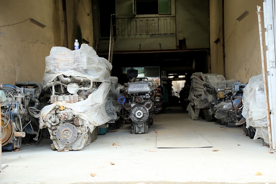 Hàng chục doanh nghiệp đóng cửa vì nhà thành “hầm” - 13 Máy móc phủ bụi