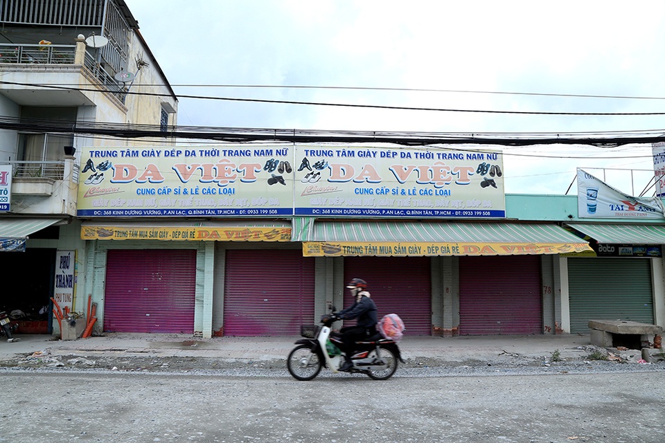 Hàng chục doanh nghiệp đóng cửa vì nhà thành “hầm” - 9 Nhiều cửa hàng khác phải đóng cửa vì không người mua