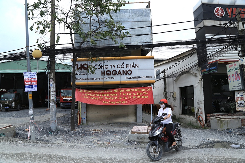 Hàng chục doanh nghiệp đóng cửa vì nhà thành “hầm” - 12 Các cửa hàng đóng cửa, trưng pano thông báo di dời địa điểm là những hình ảnh được bắt gặp nhiều nhất ở 2 bên đường Kinh Dương Vương