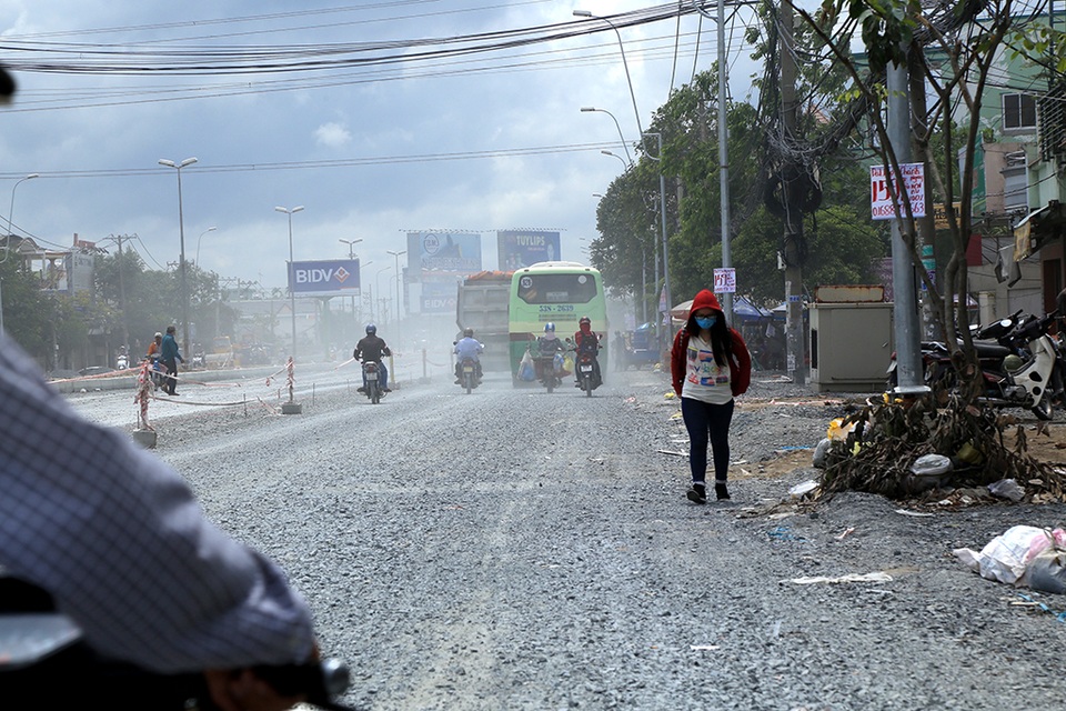 Hàng chục doanh nghiệp đóng cửa vì nhà thành “hầm” - 2 Do đang trong quá trình thi công nên tuyến đường này thường xuyên có bão bụi