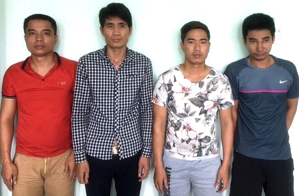 Tiệm vàng “phòng thủ” sau hàng loạt vụ lừa đảo bằng vàng giả - 2 Các đối tượng trong đường dây chuyên dùng vàng giả đi lừa đảo bị bắt giữ