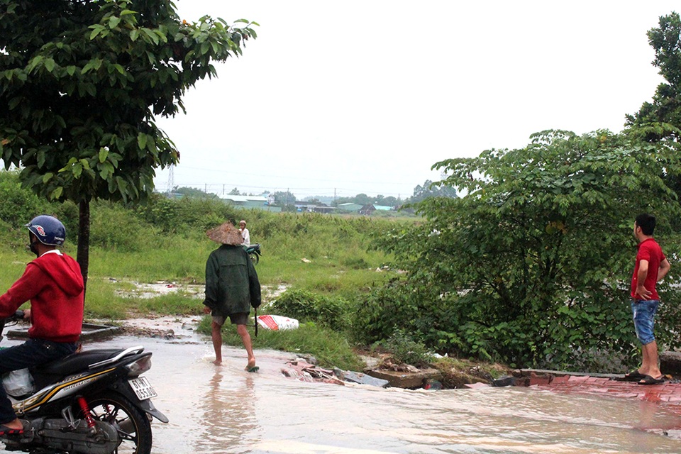 Khen thưởng 2 thợ hồ dũng cảm cứu người trong lũ - 2 Khu vực hai anh thợ hồ phát hiện chị Tuyền bị nước lũ cuốn
