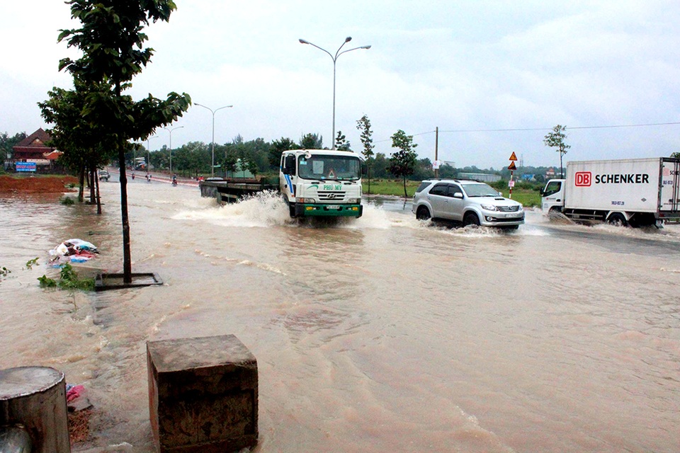 Hai thợ hồ lao xuống dòng lũ cứu một phụ nữ đang bị cuốn trôi - 3
Đoạn trũng nhất trên đường Nguyễn Thị Minh Khai bị ngập nặng, cũng tại vị trí này có một con suối nên mỗi khi có mưa thường tạo ra dòng nước chảy xiết.