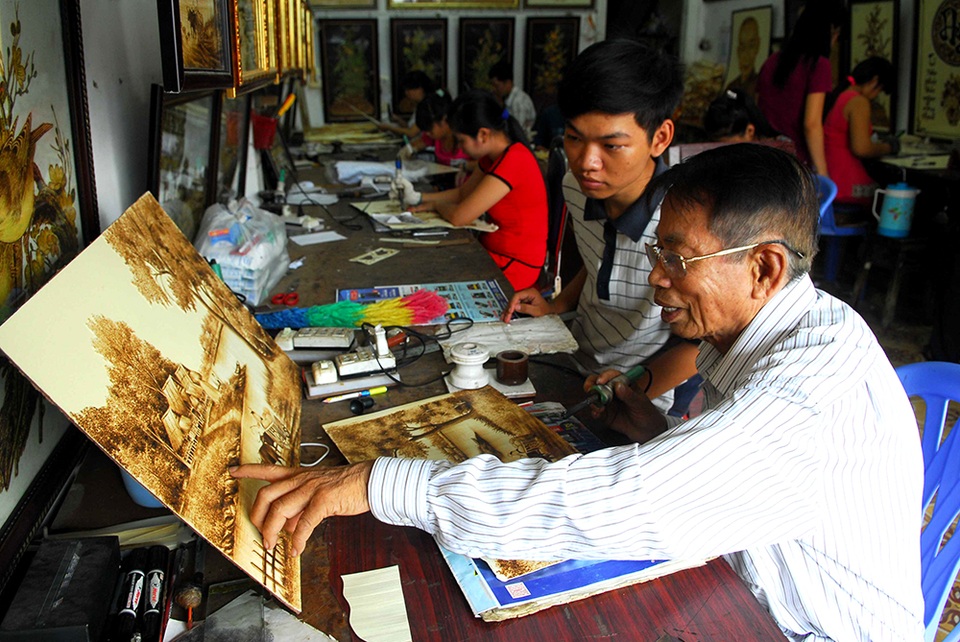 Hơn 20.000 bức tranh được vẽ bằng... mỏ hàn điện - 2 Các thợ vẽ làm việc tại cơ sở sản xuất tranh thốt nốt.