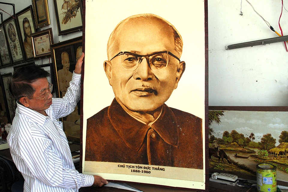 Hơn 20.000 bức tranh được vẽ bằng... mỏ hàn điện - 3 Nghệ nhân Võ Văn Tạng với bức chân dung Bác Tôn.