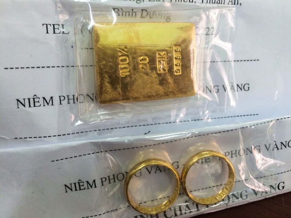 Tái diễn trò lừa đảo “đánh rơi vàng” trên đường - 1 Miếng vàng giả (phía trên) và hai chiếc nhẫn vàng thật của chị H.