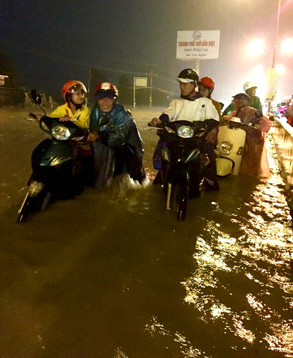 Hàng trăm người gian nan vượt nước lũ trên quốc lộ - 7 Các phương tiện chết máy hàng loạt