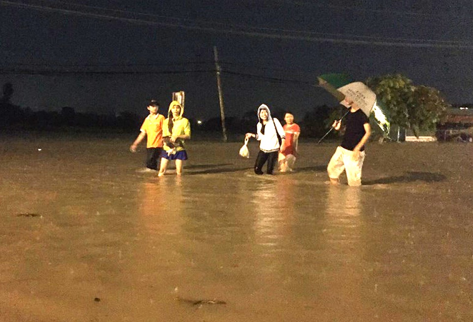 Hàng trăm người gian nan vượt nước lũ trên quốc lộ - 5 Một nhóm người đang vượt qua đoạn đường ngập nước