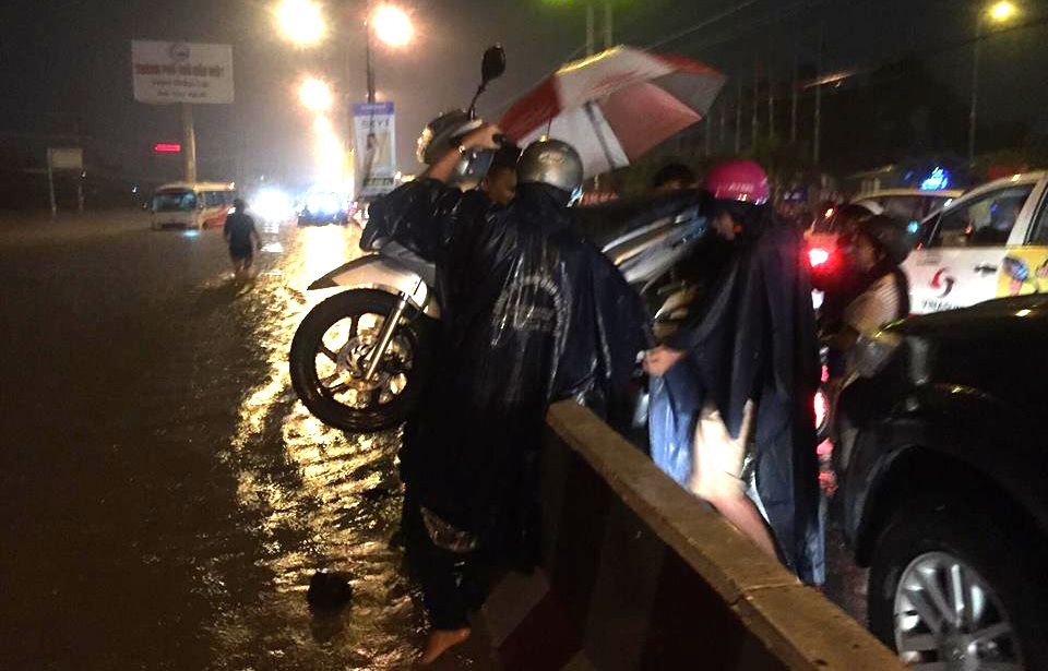 Hàng trăm người gian nan vượt nước lũ trên quốc lộ - 8 Một số xe được vượt rào sang làn đường ngược lại để tránh chỗ nước ngập