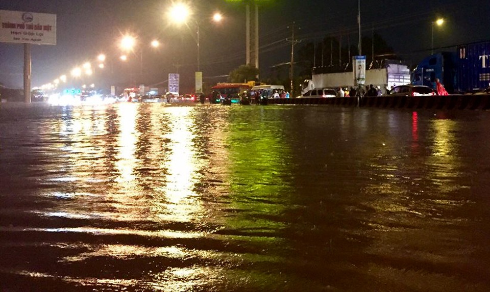 Hàng trăm người gian nan vượt nước lũ trên quốc lộ - 6 Một đoạn trên quốc lộ 13 biến thành sông