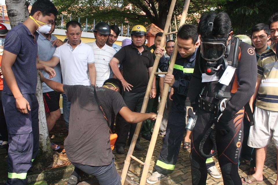 Huy động "người nhái" tìm kiếm bé trai bị cuốn xuống cống - 5 Lực lượng “người nhái” đã được huy động tới hiện trường, phân chia nhau xuống suối để tìm kiếm cháu bé.