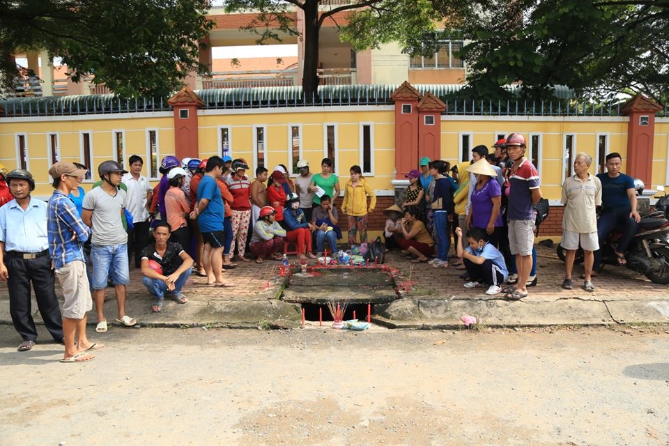 Vụ bé trai bị cuốn xuống cống: Trách nhiệm thuộc về ai? - 2 Vụ bé trai bị cuốn xuống cống: Trách nhiệm thuộc về ai? - 2