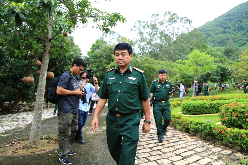 Thượng tướng Võ Văn Tuấn, Phó tổng tham mưu trưởng Quân đội nhân dân Việt Nam, đã có mặt trực tiếp tại hiện trường tìm kiếm, cứu nạn.