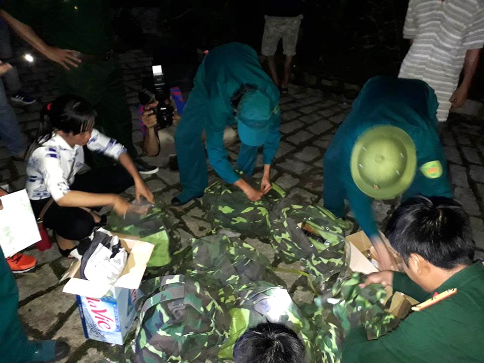 Những vật dụng thiết yếu được chuẩn bị kỹ lưỡng cho cuộc tìm kiếm trực thăng gặp nạn.