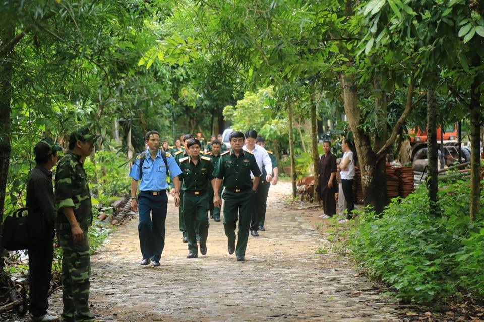 
Khoảng 15h ngày 19/10, thi thể 3 phi công được đưa xuống chân núi. Thượng tướng Võ Văn Tuấn, Phó tổng tham mưu trưởng Quân đội nhân dân Việt Nam đi cùng đoàn xe đưa thi thể các phi công hy sinh về nhà tang lễ Bộ Quốc phòng.
