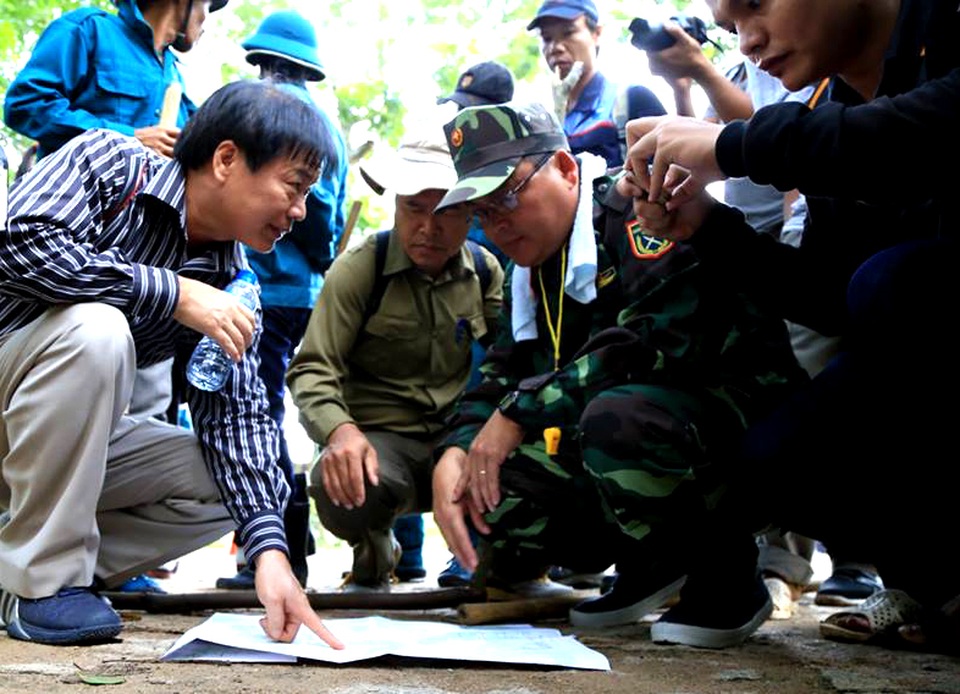 Các nhóm cứu hộ được phân chia khu vực tìm kiếm cụ thể.