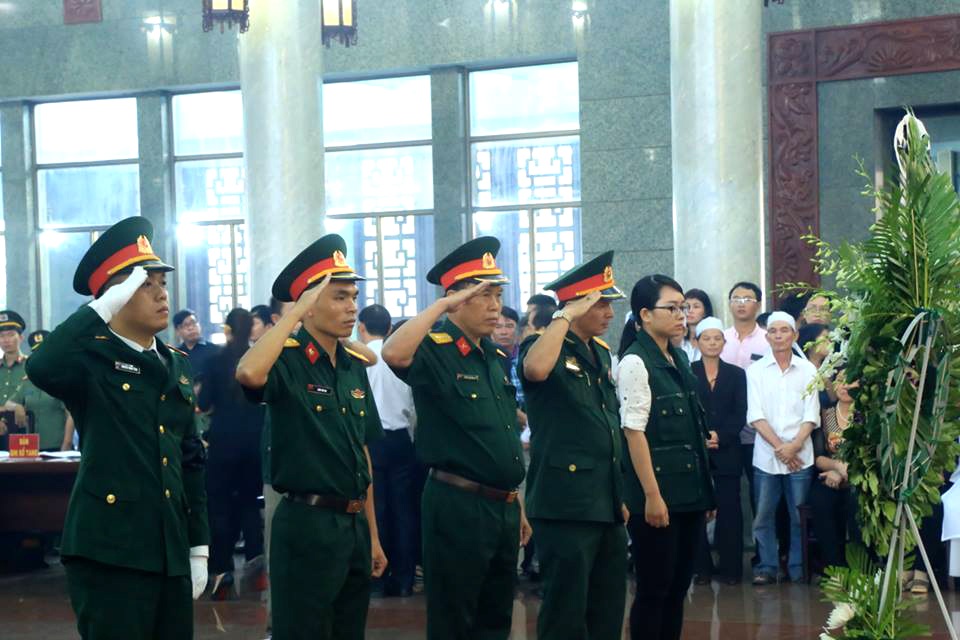 Tiễn biệt 3 phi công hy sinh khi bay huấn luyện trên đỉnh Bao Quan - 14
Đồng đội tới tiễn biệt các anh lần cuối.