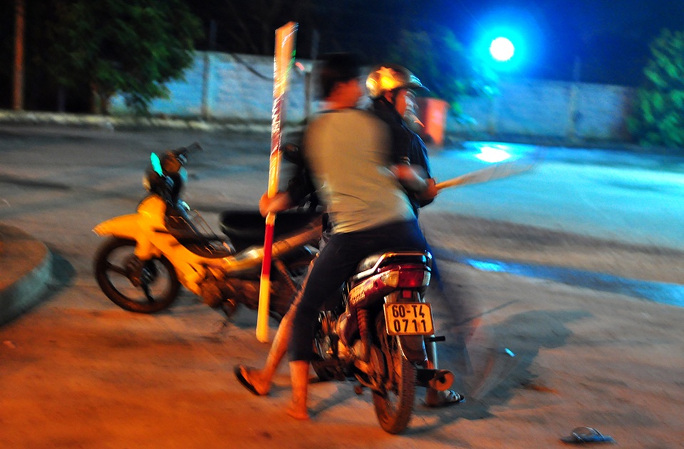 Một nhóm học viên bị đưa vào cai nghiện bắt buộc đã kích động các học viên khác đập phá, khống chế học viên khác phải đào thoát theo đã tạo nên cảnh tượng kinh hoàng trong đêm.