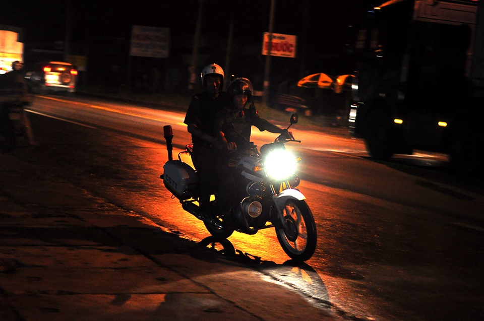 Cảnh sát tuần tra suốt đêm.