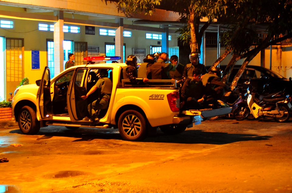 Hàng trăm trinh sát, cảnh sát cơ động đang tập trung tại các khu vực khả nghi, lùng sục, truy bắt nhóm học viên trốn khỏi Trung tâm cai nghiện Đồng Nai.