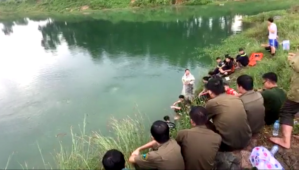 Bất an ở "hồ tử thần" - 2 Lực lượng chức năng đang đưa thi thể một thanh niên chết đuối khi bơi lên bờ