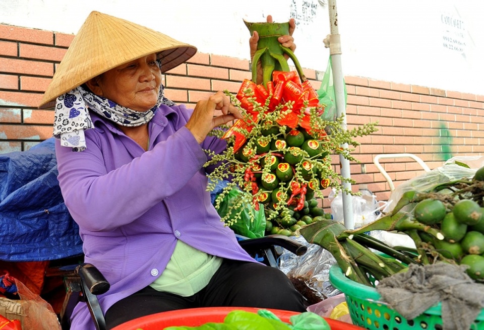 Chợ tình duyên của những...lão bà - 3 Một chùm cau được bà Sáu chuẩn bị giao cho khách đặt trong lễ đám hỏi.