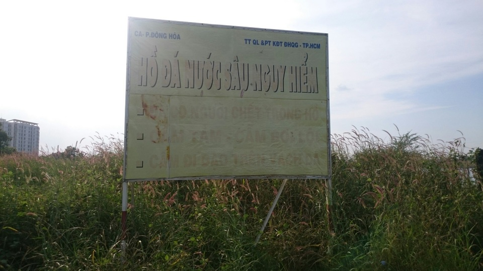 Bất an ở "hồ tử thần" - 4 Dù biển cảnh báo được dựng lên nhưng nhiều người vẫn bất chấp nguy hiểm tìm đến hồ đá vui chơi, bơi lội.