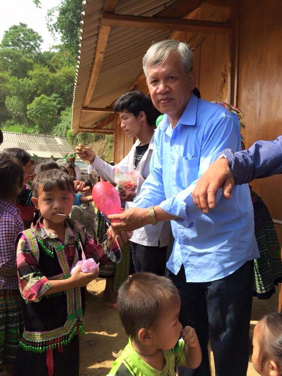 Người đàn ông hơn 30 năm trang điểm miễn phí cho người chết - 2
Ngoài việc làm đẹp miễn phí cho người xấu số, ông Anh thường xuyên tham gia các hoạt động thiện nguyện trên cả nước.