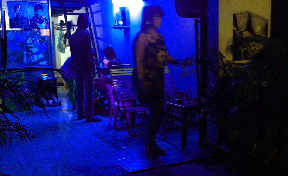 Sài Gòn và những dịch vụ "đặc biệt" sau 0 giờ - 3 Việc dẹp loạn các dịch vụ núp bóng, trá hình để kích dục, bám dâm đang gặp nhiều khó khăn. Dẹp nơi này, nơi khác lại nở rộ.