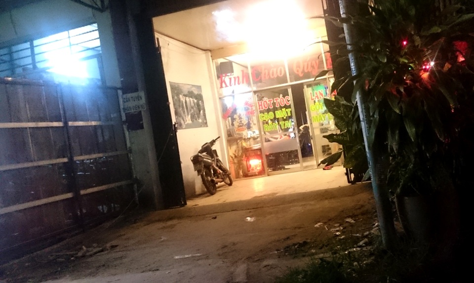 Sài Gòn và những dịch vụ "đặc biệt" sau 0 giờ - 2 Những tiệm cắt tóc mở cửa sau 0 giờ đều có nhân viên sẵn sàng chiều khách tới Z