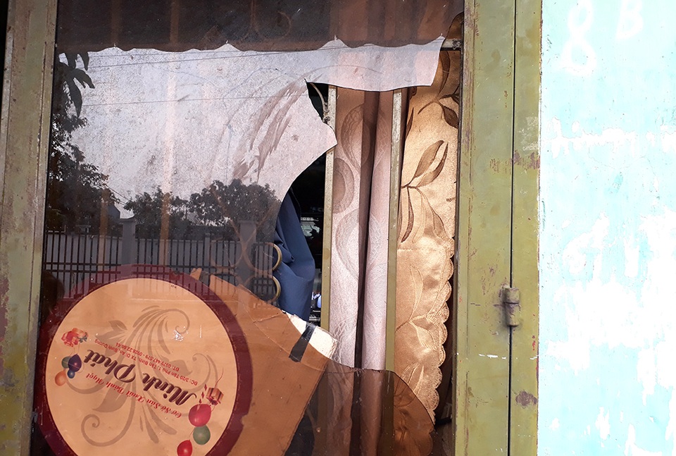 Nghi đạn lạc bắn vỡ cửa kính nhà dân, hai mẹ con may mắn thoát nạn - 2 Cửa kính bị vỡ sau khi nghi bị đầu đạn bắn vào.