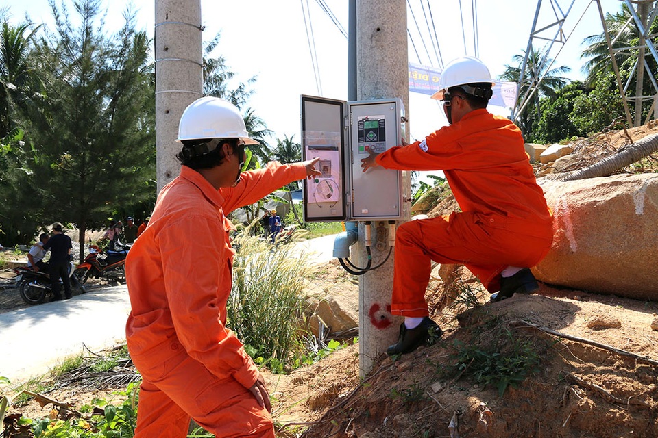 Nhân viên điện lực kiểm tra hệ thống điện trước khi đóng điện cho xã đảo Lại Sơn.