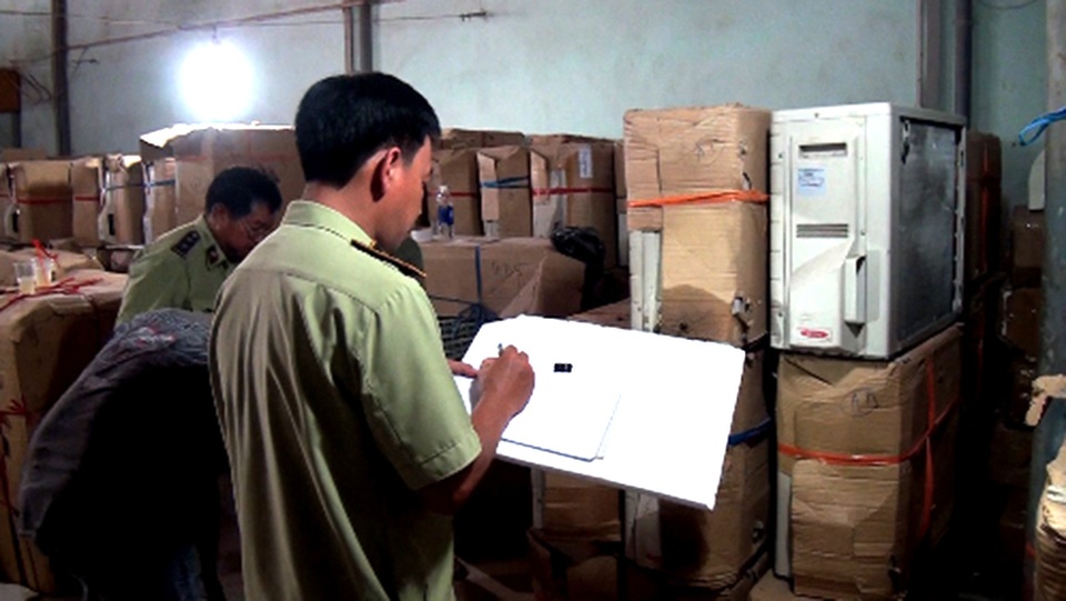 "Nóng" chuyện thực phẩm, hàng dỏm dịp Tết - 3 Lực lượng quản lý thị trường kiểm tra một kho hàng mập mờ nguồn gốc tại TP.HCM.