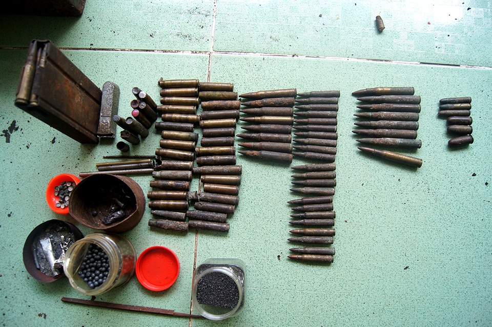 Hàng trăm viên đạn, đầu đạn, vỏ đạn được ông Th. cất giấu tại nhà.