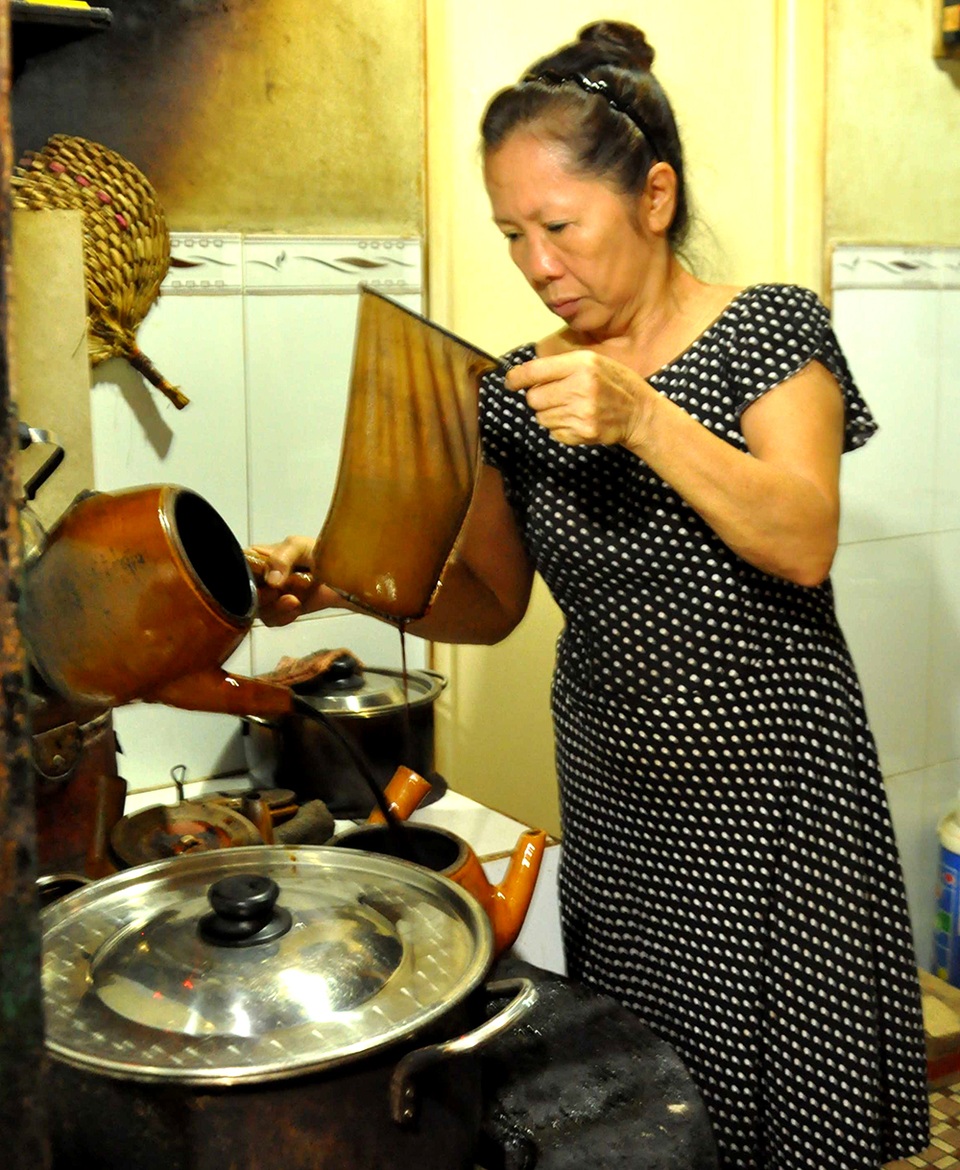 Quán cà phê gần 100 năm tuổi tại Sài Gòn, pha chế theo lối xưa - 2 Bà Sương đang phe chế cà phê bằng vợt theo cách gia truyền, khá độc đáo.