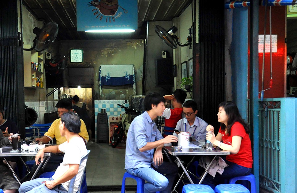 Quán cà phê gần 100 năm tuổi tại Sài Gòn, pha chế theo lối xưa - 3 Khách thưởng thức cà phê kho trong siêu đất.