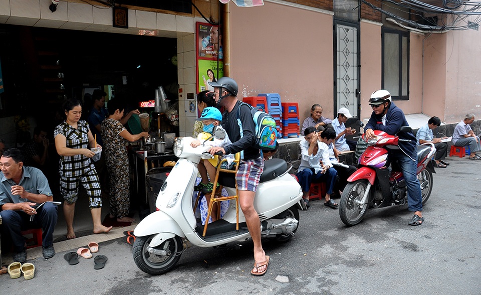 Nhiều người trang thủ mua mang theo.
