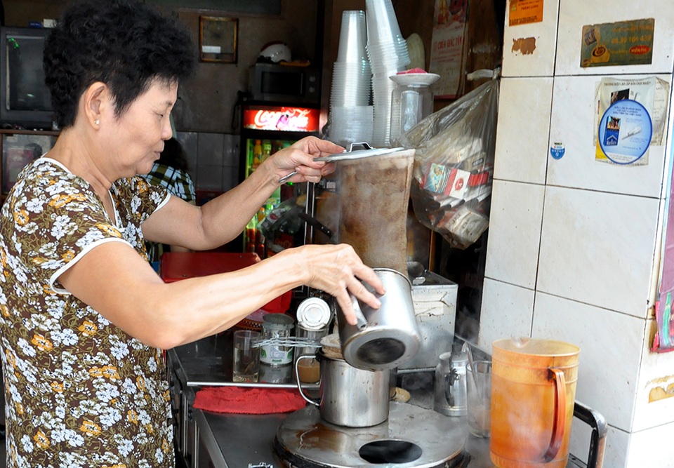 Cô Tuyến đang pha chế cà phê theo cách gia truyền bằng vợt.