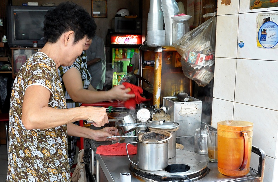 Hơn 60 năm qua, 3 thế hệ trong gia đình cô Tuyết thay nhau mở cửa quán cà phê 24/24.