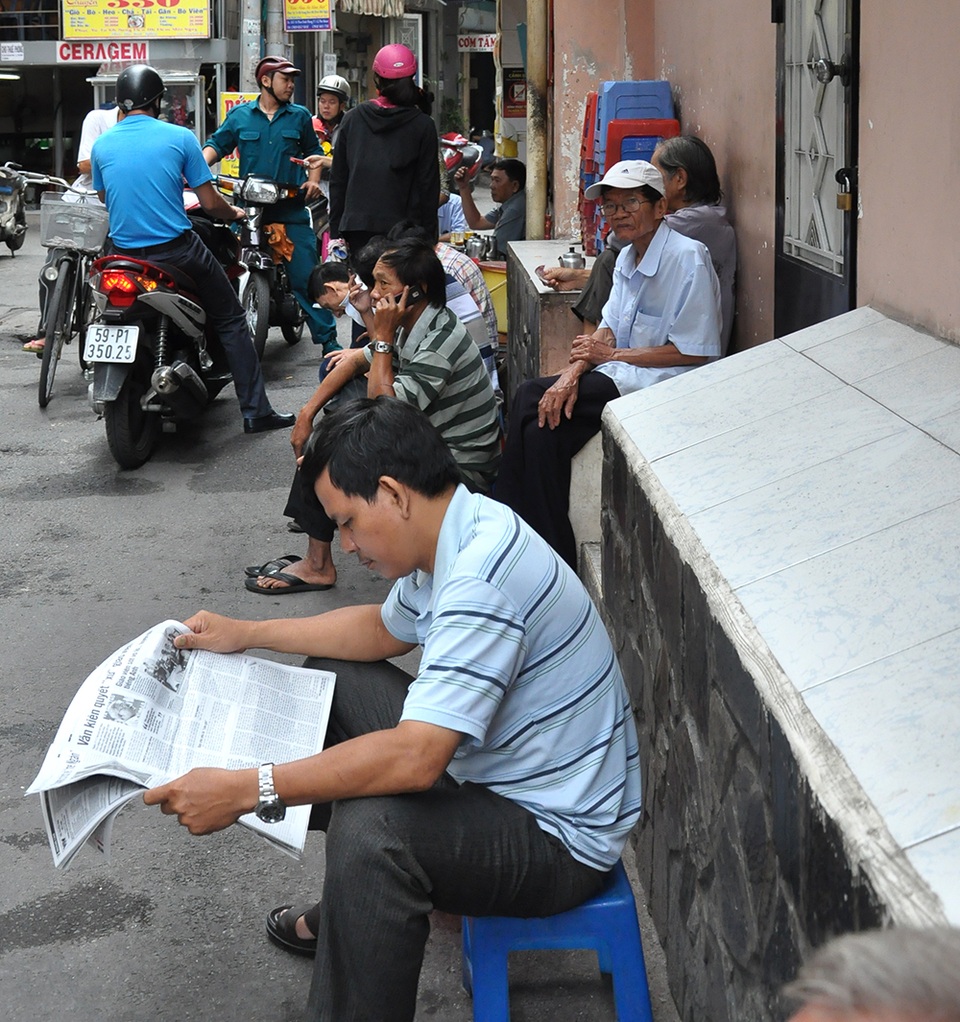 Những vị khách bình thản chờ thưởng thức ly cà phê sáng tại quán nhỏ của cô Tuyết.