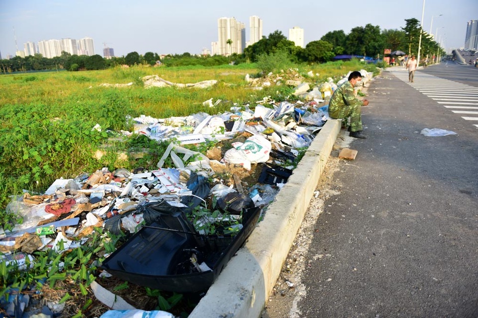 Hà Nội: Cây chết hàng loạt trên đường nghìn tỷ mới khánh thành - 9
Ngoài cây chết hàng loạt, dọc đường Trần Hữu Dực nhiều chỗ còn vương vãi rác thải mất vệ sinh, nhếch nhác.