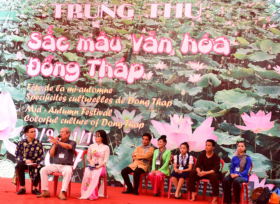 Trung thu Đồng Tháp giữa thủ đô Hà Nội - 1
Chương trình Trung thu màu sắc văn hoá Đồng Tháp diễn ra tại bảo tàng Dân tộc học Việt Nam (Hà Nội) mang đến cơ hội trải nghiệm không khí Trung thu của cư dân vùng sen hồng cho các em nhỏ Thủ đô cùng phụ huynh trong hai ngày cuối tuần 30/9 và 1/10.
