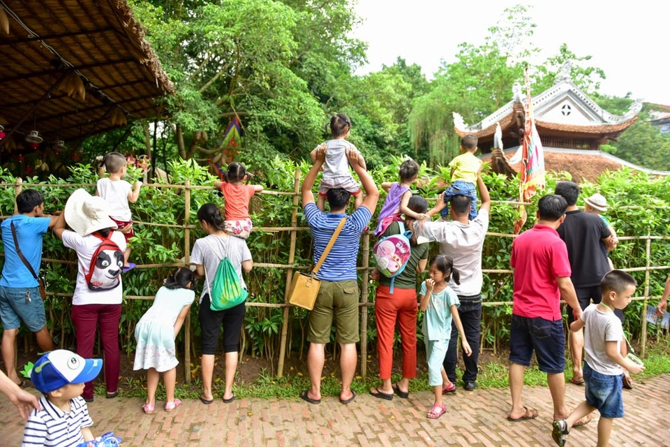 Trung thu Đồng Tháp giữa thủ đô Hà Nội - 9
Chương trình diễn ra vào ngày nghỉ cuối tuần nên lượng người tham gia khá đông, nhiều phụ huynh phải kiệu con nhỏ lên cao để có thể theo dõi từ xa.