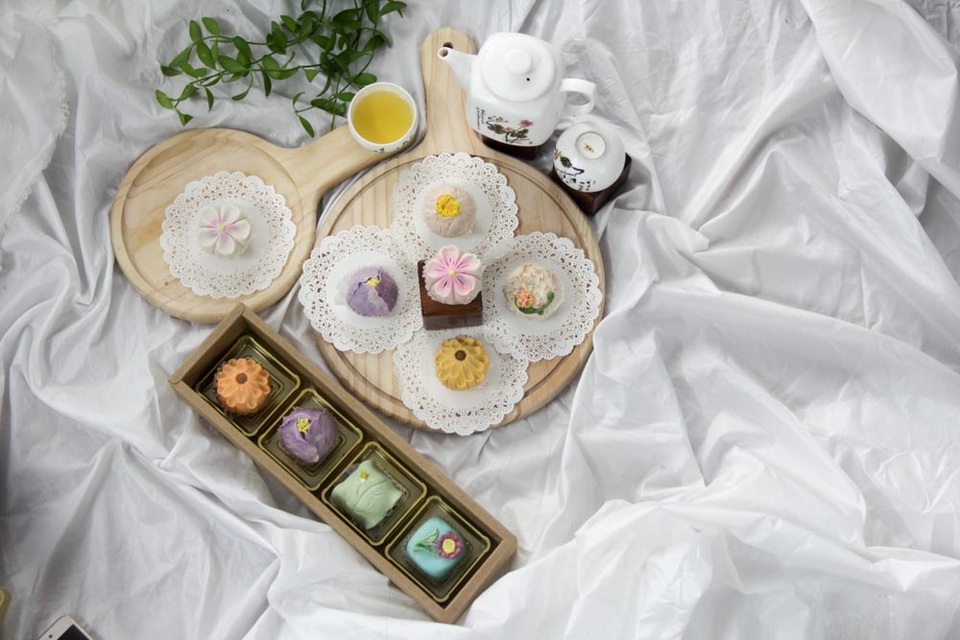 Đẹp lạ bánh Trung thu tạo hình thủ công phong cách Nhật Bản - 11
Bánh wagashi thường được dùng trong các tiệc trà. Ở Nhật Bản, một người thợ làm bánh wagashi chuyên nghiệp thường phải mất đến 12 năm mới thành nghề.