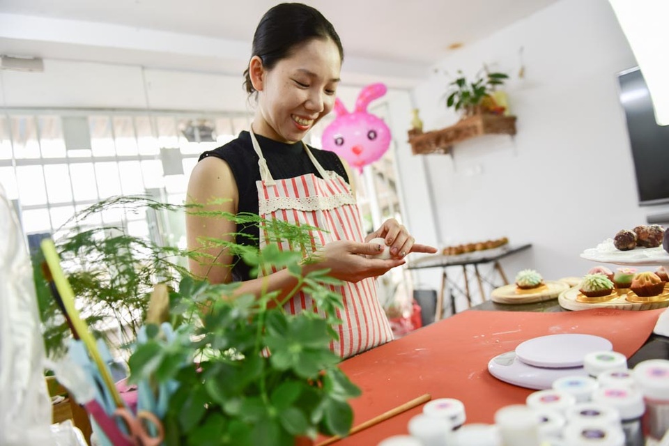 Đẹp lạ bánh Trung thu tạo hình thủ công phong cách Nhật Bản - 2
Bánh ngọt kiểu wagashi được chị Thu (Hoàng Mai, Hà Nội) làm sau khi học được từ Nhật Bản - quê hương của loại bánh nổi tiếng đẹp mắt và ngon này. Vào dịp Trung thu, chị Thu làm bánh wagashi để có thêm lựa chọn bên cạnh các loại bánh truyền thống.