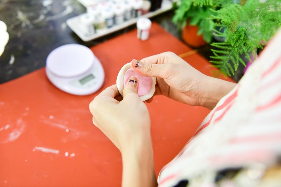 Đẹp lạ bánh Trung thu tạo hình thủ công phong cách Nhật Bản - 3
Nguyên liệu chính để làm bánh là bột mì và bột dẻo, thường được nhập từ Nhật Bản.
