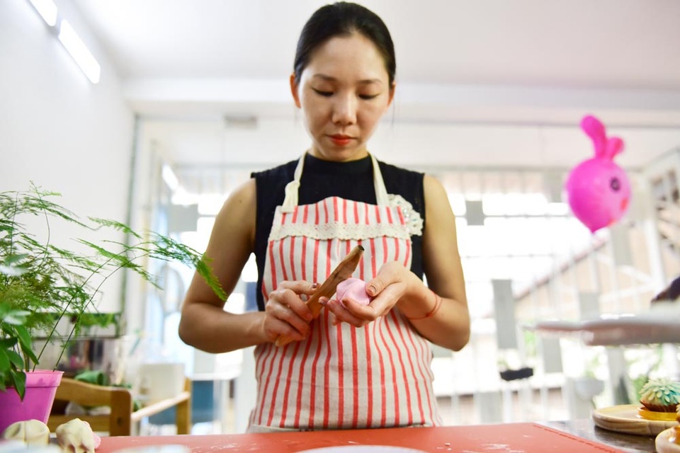 Đẹp lạ bánh Trung thu tạo hình thủ công phong cách Nhật Bản - 5
Khâu đặc biệt nhất trong quá trình làm bánh là lúc tạo hình. Mọi chi tiết đều dược làm thủ công bằng tay, không sử dụng khuôn đúc như các loại bánh thông thường.