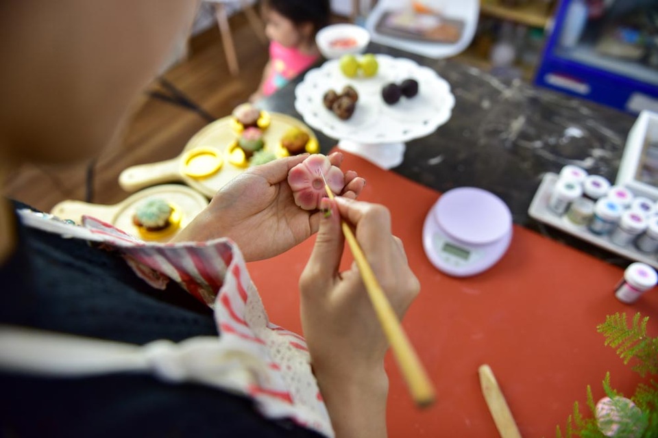 Đẹp lạ bánh Trung thu tạo hình thủ công phong cách Nhật Bản - 6
Đường nét hoa văn, hoạ tiết là đặc điểm quan trọng của bánh kiểu wagashi. Chúng được làm khá tỉ mẩn, người thực hiện cũng phải hiểu được tinh thần của loại bánh truyền thống Nhật Bản nổi tiếng này.