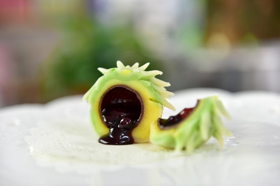 Đẹp lạ bánh Trung thu tạo hình thủ công phong cách Nhật Bản - 10
Lát cắt một chiếc bánh wagashi nhân đậu đỏ.
